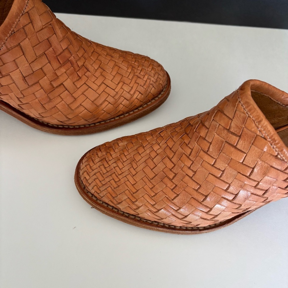 Women’s Frye Weaved Leather Mules Size 7B - Picture 11 of 13